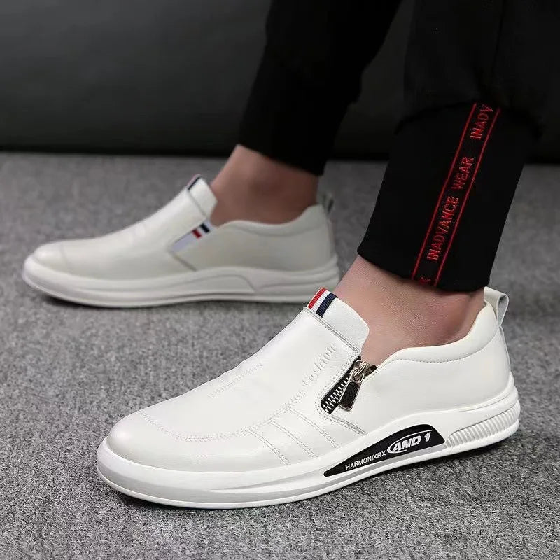 Tênis Masculino Slip On Romenzi RZ336, sem cadarço, com palmilha em EVA e solado antiderrapante para conforto e segurança.