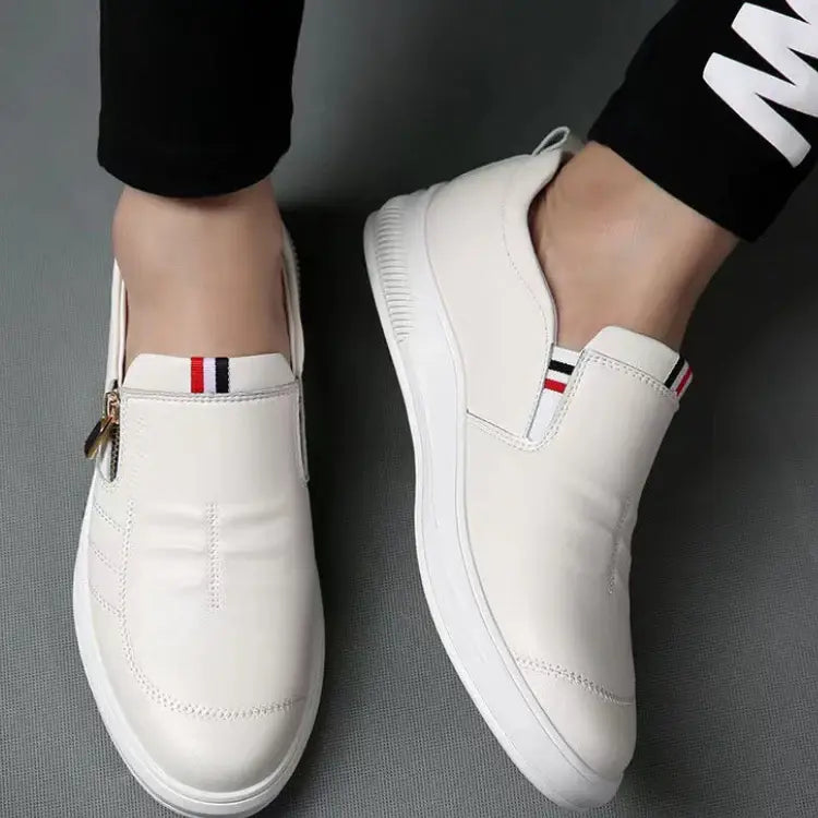 Tênis Masculino Slip On Romenzi RZ336, sem cadarço, com palmilha em EVA e solado antiderrapante para conforto e segurança.
