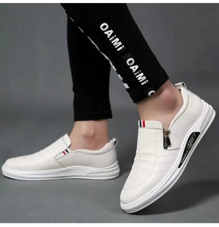 Tênis Masculino Slip On Romenzi RZ336, sem cadarço, com palmilha em EVA e solado antiderrapante para conforto e segurança.