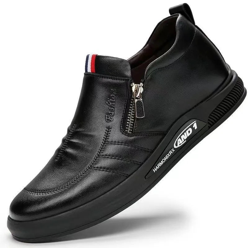 Tênis Masculino Slip On Romenzi RZ336, sem cadarço, com palmilha em EVA e solado antiderrapante para conforto e segurança.