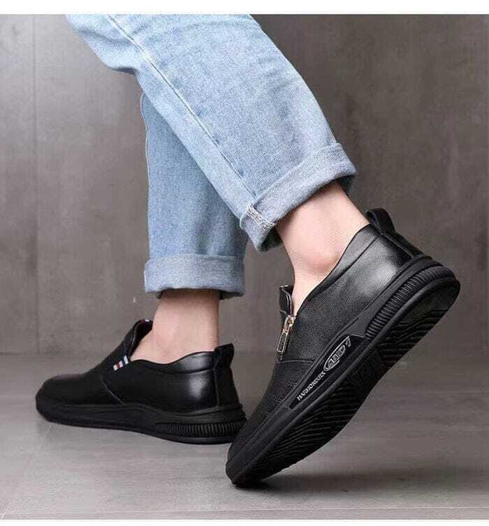 Tênis Masculino Slip On Romenzi RZ336, sem cadarço, com palmilha em EVA e solado antiderrapante para conforto e segurança.