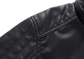 Jaqueta Masculina de Couro Romenzi RZ140 com acabamento em couro premium, interior luxuoso em veludo e design sofisticado para estilo intemporal.
