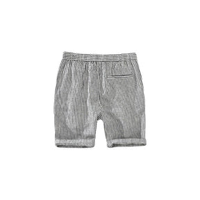 Bermuda Linho Masculina Romenzi: conforto e sofisticação para fins de semana à beira-mar. Ideal com camisas neutras para eventos diurnos e almoços ao ar livre.