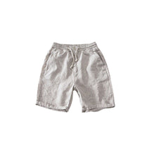 Bermuda Linho Masculina Romenzi Phuket RZ499 feita em tecido leve e arejado, ideal para dias ensolarados, com caimento sofisticado e elegante.