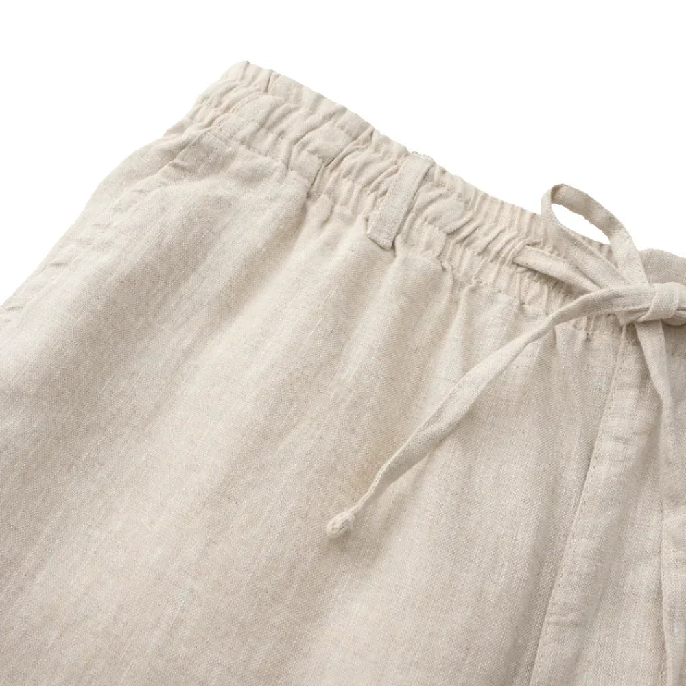 Bermuda Linho Masculina Romenzi RZ495 em tecido de linho leve e sofisticado, caimento moderno, ideal para estilo casual e eventos à beira-mar.