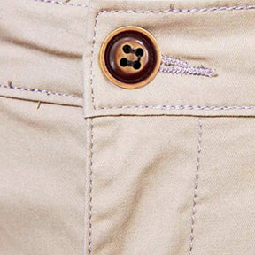 Bermuda Masculina Cetino Romenzi RZ521 feita em brim premium, com caimento moderno, ventilação e design sofisticado que combina conforto e estilo.