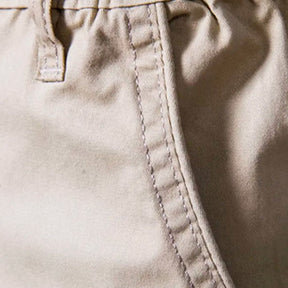 Bermuda Masculina Cetino Romenzi RZ521 feita em brim premium, com caimento moderno, ventilação e design sofisticado que combina conforto e estilo.