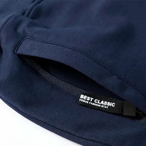 Bermuda Masculina Clássica Romenzi RZ515 feita em algodão premium, com caimento ajustado, design clássico e atemporal, unindo conforto e sofisticação.