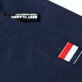 Bermuda Masculina Clássica Romenzi RZ515 feita em algodão premium, com caimento ajustado, design clássico e atemporal, unindo conforto e sofisticação.