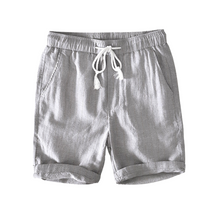 Bermuda Masculina de Linho Listrada Romenzi RZ506 feita em linho premium, leve e respirável, com estampa clássica e caimento sofisticado para estilo elegante.