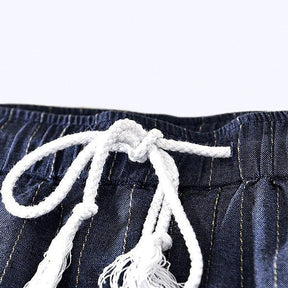 Bermuda Masculina de Linho Listrada Romenzi RZ506 feita em linho premium, leve e respirável, com estampa clássica e caimento sofisticado para estilo elegante.