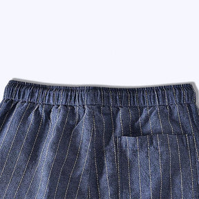 Bermuda Masculina de Linho Listrada Romenzi RZ506 feita em linho premium, leve e respirável, com estampa clássica e caimento sofisticado para estilo elegante.