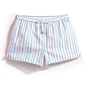 Bermuda Masculina Praia Listrada Romenzi RZ504 em tecido leve e respirável, estampa listrada clássica e modelagem moderna para estilo versátil e elegante.