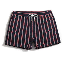 Bermuda Masculina Praia Listrada Romenzi RZ504 em tecido leve e respirável, estampa listrada clássica e modelagem moderna para estilo versátil e elegante.