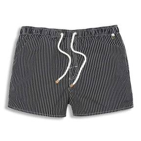 Bermuda Masculina Praia Listrada Romenzi RZ504 em tecido leve e respirável, estampa listrada clássica e modelagem moderna para estilo versátil e elegante.