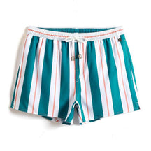 Bermuda Masculina Praia Listrada Romenzi RZ504 em tecido leve e respirável, estampa listrada clássica e modelagem moderna para estilo versátil e elegante.