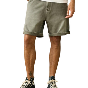 Bermuda Masculina Romenzi Retrô RZ519 feita em sarja premium, com design clássico e retrô, caimento ajustado, conforto e elegância atemporal.