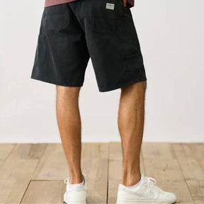 Bermuda Masculina Romenzi Retrô RZ519 feita em sarja premium, com design clássico e retrô, caimento ajustado, conforto e elegância atemporal.
