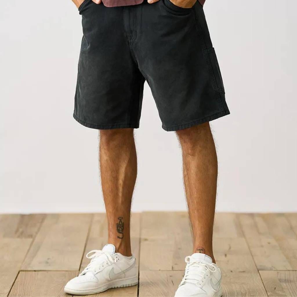 Bermuda Masculina Romenzi Retrô RZ519 feita em sarja premium, com design clássico e retrô, caimento ajustado, conforto e elegância atemporal.