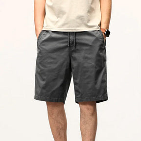 Bermuda Masculina Street Romenzi RZ514 feita em sarja premium, caimento ajustado e design moderno que une conforto, durabilidade e estilo versátil.