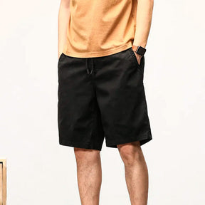 Bermuda Masculina Street Romenzi RZ514 feita em sarja premium, caimento ajustado e design moderno que une conforto, durabilidade e estilo versátil.