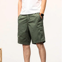 Bermuda Masculina Street Romenzi RZ514 feita em sarja premium, caimento ajustado e design moderno que une conforto, durabilidade e estilo versátil.