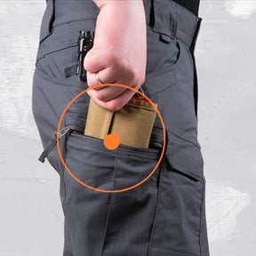 Bermuda Masculina Tática e Impermeável Romenzi RZ524 feita em brim premium, com caimento moderno, proteção contra água e design funcional com bolsos.