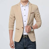 Blazer Masculino Romenzi Scobar RZ053, feito com materiais de excelência, design elegante e acabamento primoroso. Ideal para eventos formais e especiais.
