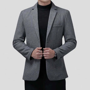 Blazer Masculino Slim Herrera Romenzi RZ061, com design slim fit, moderno e confortável. Disponível em materiais de alta qualidade.