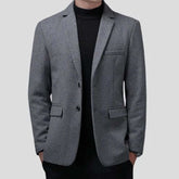 Blazer Masculino Slim Herrera Romenzi RZ061, com design slim fit, moderno e confortável. Disponível em materiais de alta qualidade.
