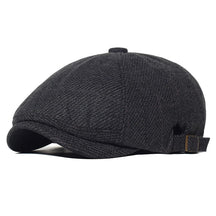Boina Masculina Beret Vintage Romenzi RZ276 com design clássico, confeccionada em poliéster premium, ajuste confortável e cores preta, cáqui, marrom, azul marinho e grafite.