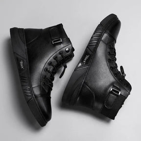 Bota de Couro Masculina Romenzi Black RZ280 feita em couro italiano, com solado antiderrapante e design moderno. Elegância para looks casuais