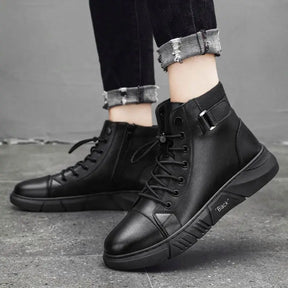 Bota de Couro Masculina Romenzi Black RZ280 feita em couro italiano, com solado antiderrapante e design moderno. Elegância para looks casuais