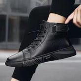 Bota de Couro Masculina Romenzi Black RZ280 feita em couro italiano, com solado antiderrapante e design moderno. Elegância para looks casuais