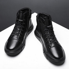 Bota de Couro Masculina Romenzi Black RZ280 feita em couro italiano, com solado antiderrapante e design moderno. Elegância para looks casuais