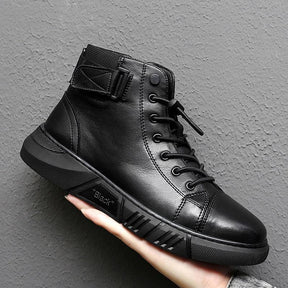 Bota de Couro Masculina Romenzi Black RZ280 feita em couro italiano, com solado antiderrapante e design moderno. Elegância para looks casuais