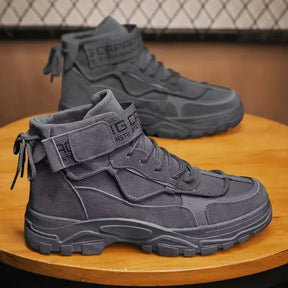 Bota Masculina British Romenzi RZ285 feita em couro premium, com solado antiderrapante e design robusto. Ideal para uso diário e aventuras ao ar livre.