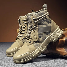 Bota Masculina Camuflada Speed Romenzi RZ286 feita em couro legítimo com solado antiderrapante e visual camuflado. Ideal para uso casual e formal.