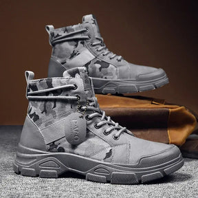 Bota Masculina Camuflada Speed Romenzi RZ286 feita em couro legítimo com solado antiderrapante e visual camuflado. Ideal para uso casual e formal.