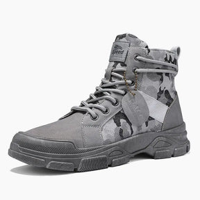 Bota Masculina Camuflada Speed Romenzi RZ286 feita em couro legítimo com solado antiderrapante e visual camuflado. Ideal para uso casual e formal.
