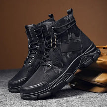 Bota Masculina Camuflada Speed Romenzi RZ286 feita em couro legítimo com solado antiderrapante e visual camuflado. Ideal para uso casual e formal.