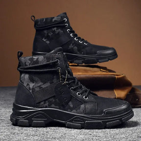 Bota Masculina Camuflada Speed Romenzi RZ286 feita em couro legítimo com solado antiderrapante e visual camuflado. Ideal para uso casual e formal.