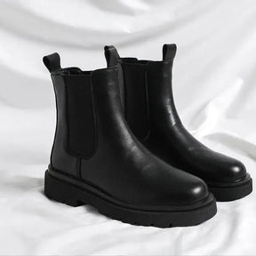 Bota Masculina Cano Alto Chelsea Romenzi RZ278 feita em couro legítimo com design clássico, solado antiderrapante e forro acolchoado.