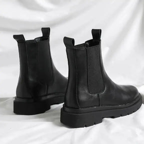 Bota Masculina Cano Alto Chelsea Romenzi RZ278 feita em couro legítimo com design clássico, solado antiderrapante e forro acolchoado.