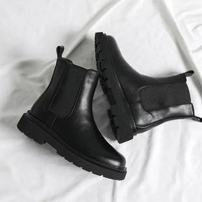 Bota Masculina Cano Alto Chelsea Romenzi RZ278 feita em couro legítimo com design clássico, solado antiderrapante e forro acolchoado.