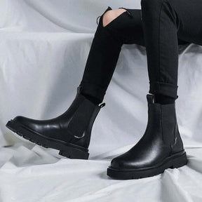 Bota Masculina Cano Alto Chelsea Romenzi RZ278 feita em couro legítimo com design clássico, solado antiderrapante e forro acolchoado.