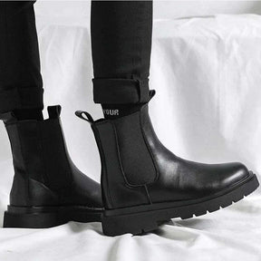Bota Masculina Cano Alto Chelsea Romenzi RZ278 feita em couro legítimo com design clássico, solado antiderrapante e forro acolchoado.