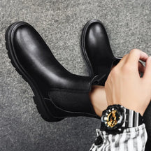 Bota Masculina Cano Alto Chelsea Romenzi RZ278 feita em couro legítimo com design clássico, solado antiderrapante e forro acolchoado.