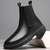 Bota Masculina Chelsea de Couro Romenzi RZ328, confeccionada em couro legítimo, solado antiderrapante e forro acolchoado, ideal para ocasiões formais e casuais.