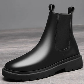 Bota Masculina Chelsea de Couro Romenzi RZ328, confeccionada em couro legítimo, solado antiderrapante e forro acolchoado, ideal para ocasiões formais e casuais.